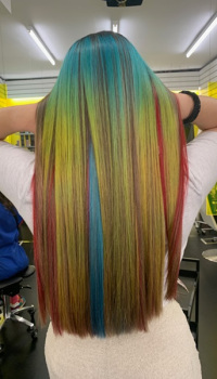 Rosa (she/her) thumbs HAIR COLOUR BY ROSA AT DKUK SALON PECKHAM